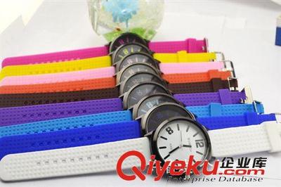 2013潮流熱銷新款 韓版時(shí)尚硅膠手表廠家批發(fā)定制服務(wù)